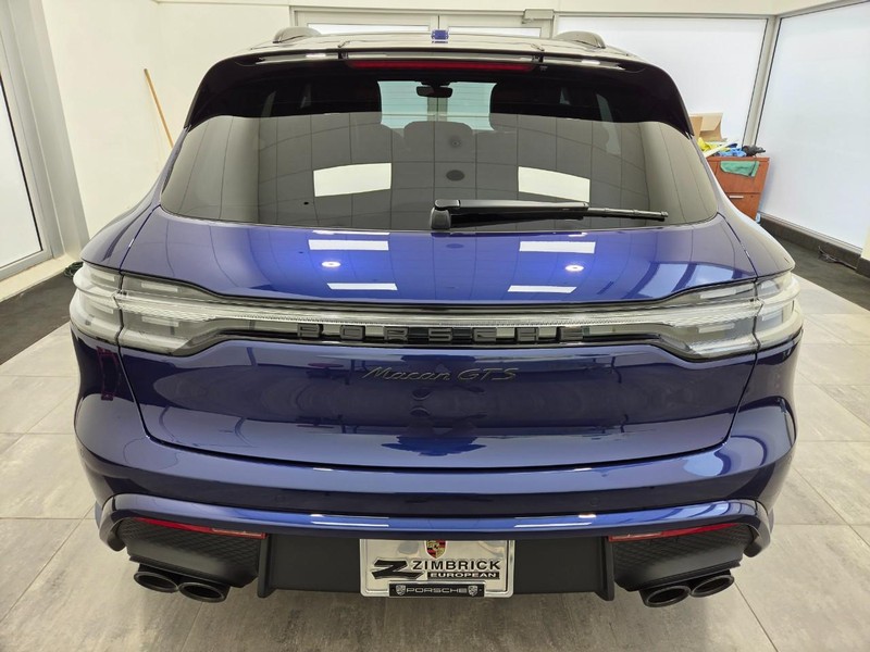 Porsche Macan Vehicle Full-screen Gallery Image 6