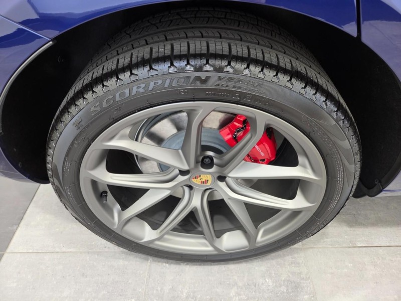 Porsche Macan Vehicle Full-screen Gallery Image 8