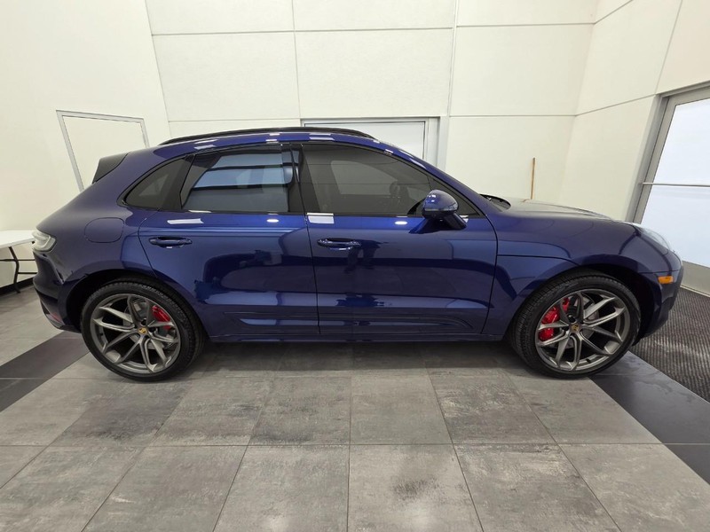 Porsche Macan Vehicle Full-screen Gallery Image 9