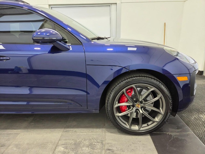 Porsche Macan Vehicle Full-screen Gallery Image 10