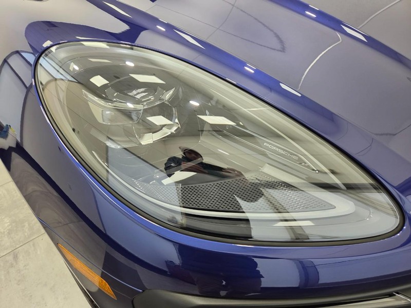 Porsche Macan Vehicle Full-screen Gallery Image 11