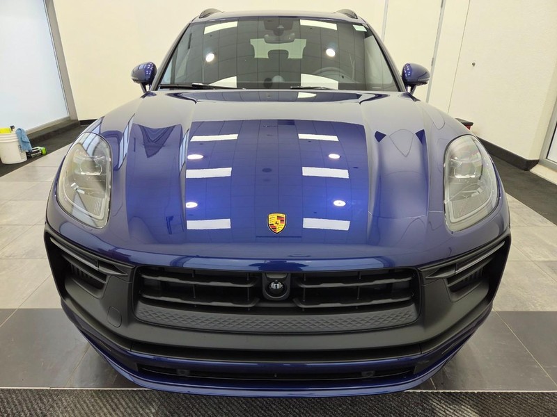 Porsche Macan Vehicle Full-screen Gallery Image 12