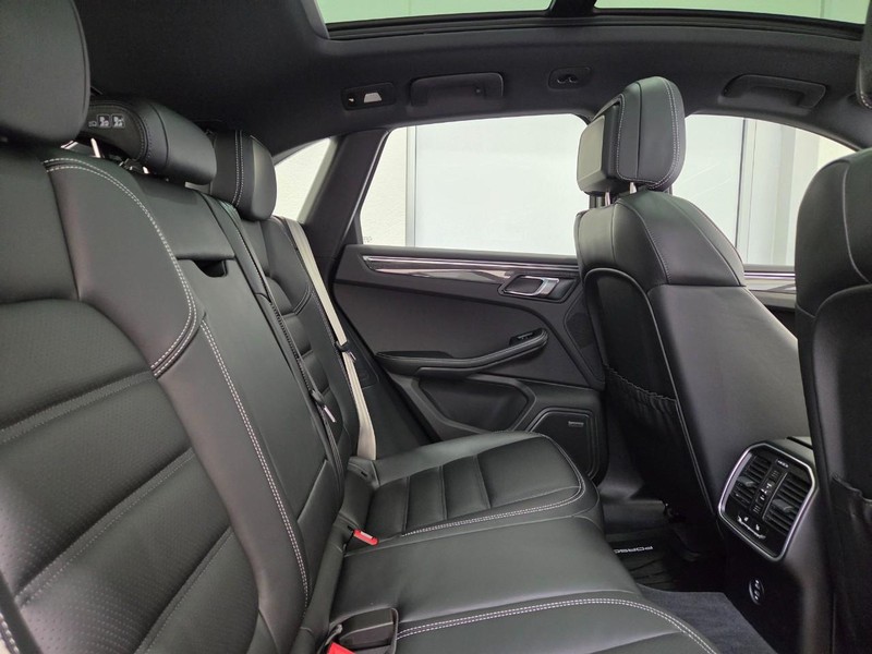 Porsche Macan Vehicle Full-screen Gallery Image 13