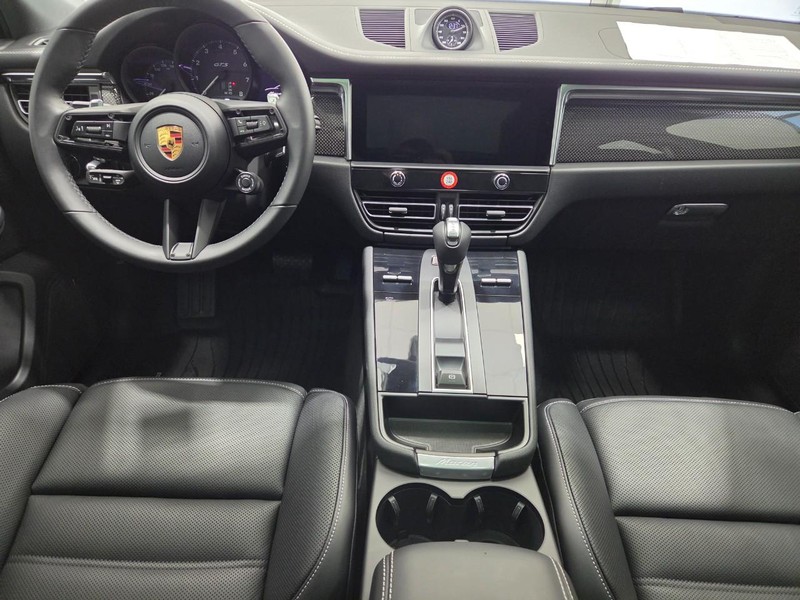 Porsche Macan Vehicle Full-screen Gallery Image 14