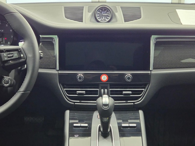 Porsche Macan Vehicle Full-screen Gallery Image 15