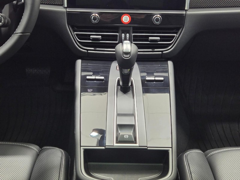 Porsche Macan Vehicle Full-screen Gallery Image 16