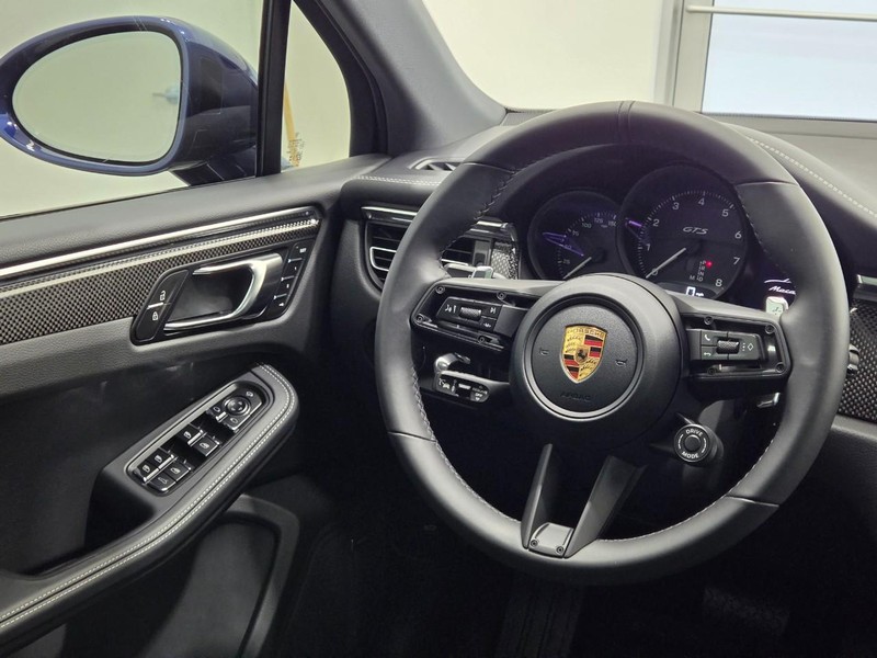 Porsche Macan Vehicle Full-screen Gallery Image 17