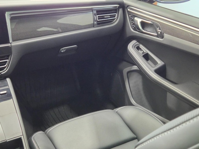 Porsche Macan Vehicle Full-screen Gallery Image 18