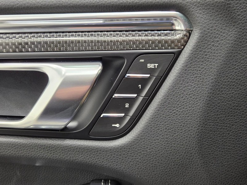 Porsche Macan Vehicle Full-screen Gallery Image 19