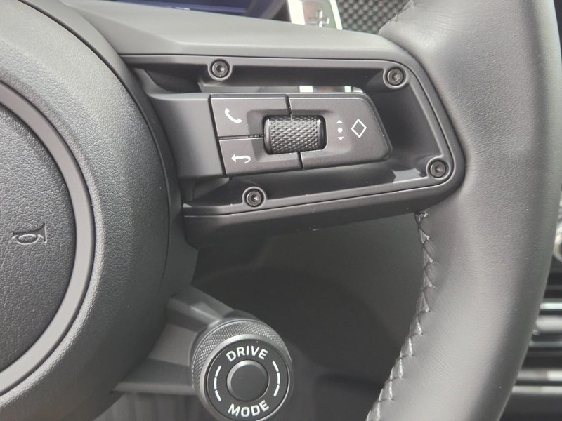 Porsche Macan Vehicle Full-screen Gallery Image 21