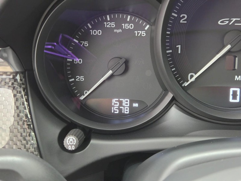 Porsche Macan Vehicle Full-screen Gallery Image 22