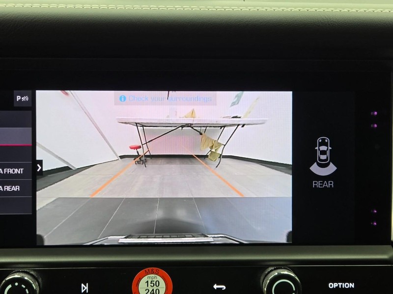 Porsche Macan Vehicle Full-screen Gallery Image 23