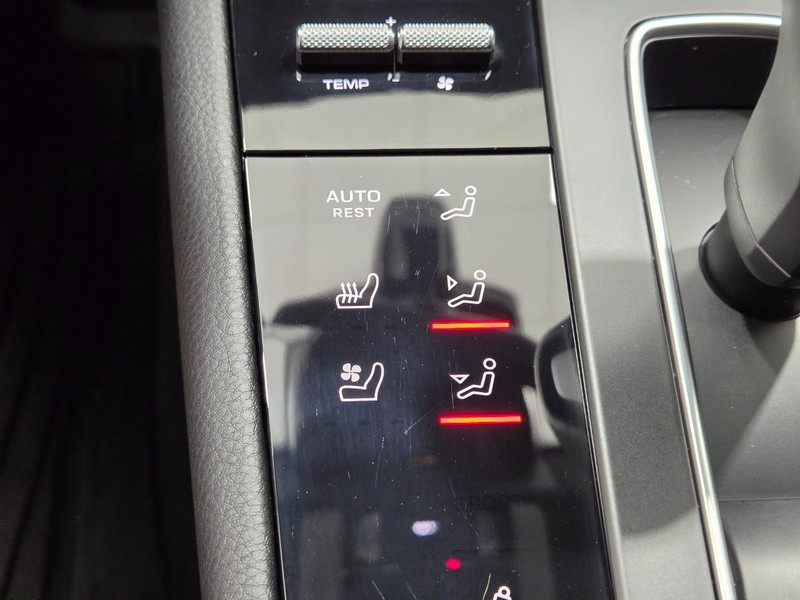 Porsche Macan Vehicle Full-screen Gallery Image 24