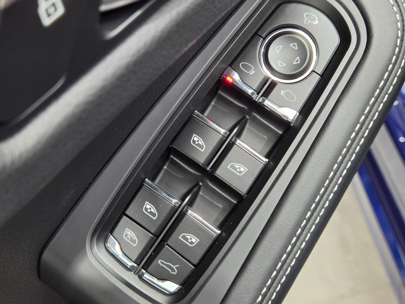 Porsche Macan Vehicle Full-screen Gallery Image 25