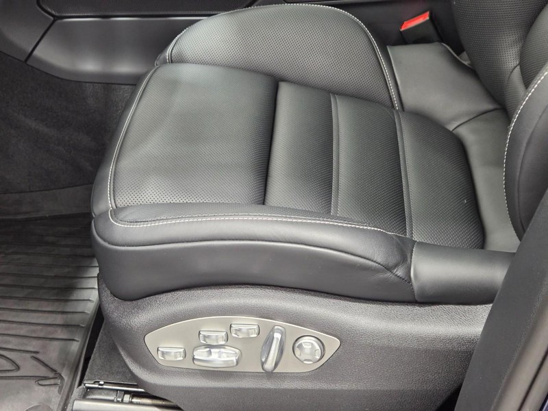 Porsche Macan Vehicle Full-screen Gallery Image 26