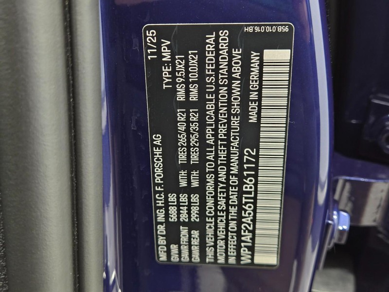 Porsche Macan Vehicle Full-screen Gallery Image 27