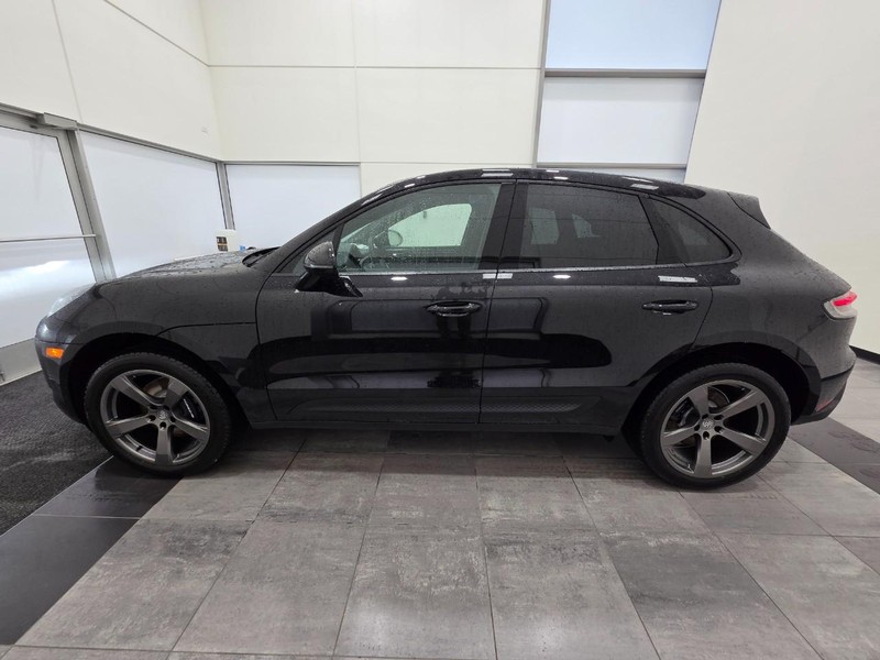 Porsche Macan Vehicle Full-screen Gallery Image 2