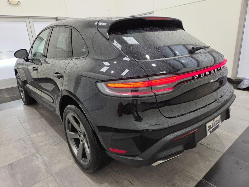 Porsche Macan Vehicle Full-screen Gallery Image 3