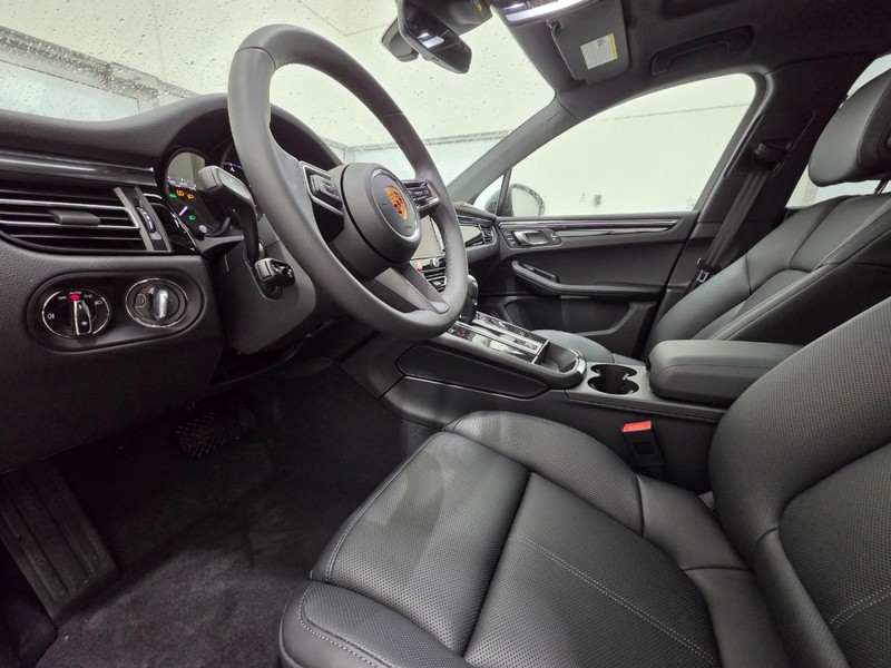 Porsche Macan Vehicle Full-screen Gallery Image 4