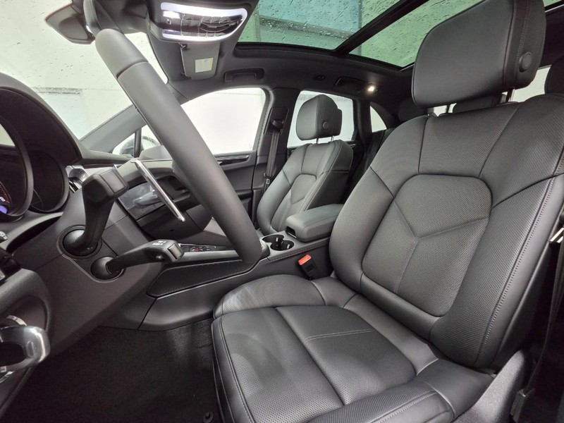 Porsche Macan Vehicle Full-screen Gallery Image 5