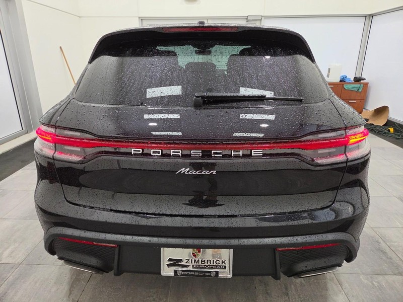 Porsche Macan Vehicle Full-screen Gallery Image 6