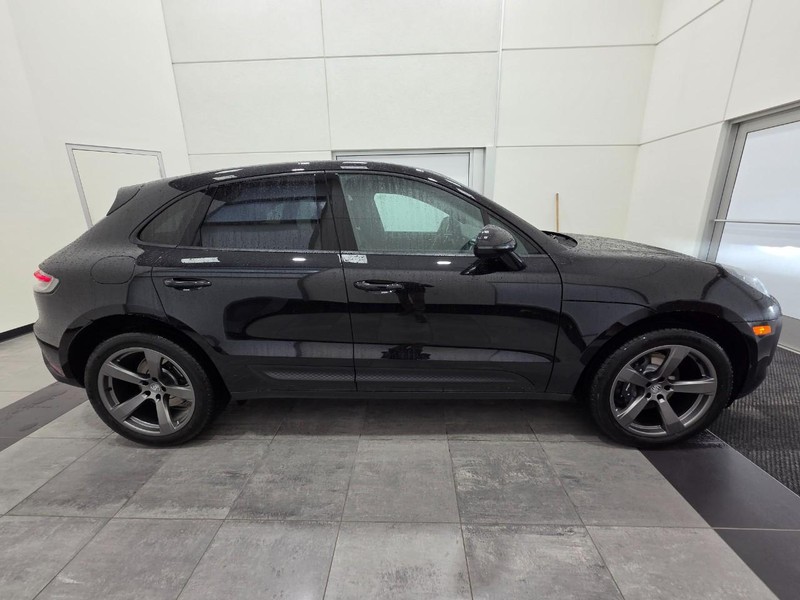 Porsche Macan Vehicle Full-screen Gallery Image 9