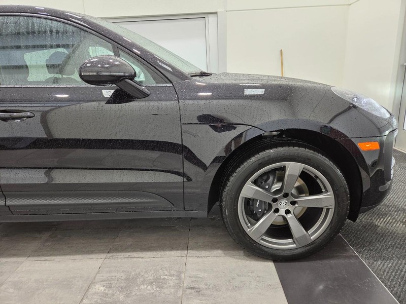 Porsche Macan Vehicle Full-screen Gallery Image 10