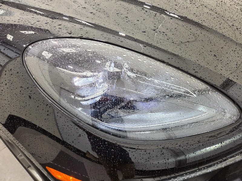 Porsche Macan Vehicle Full-screen Gallery Image 11