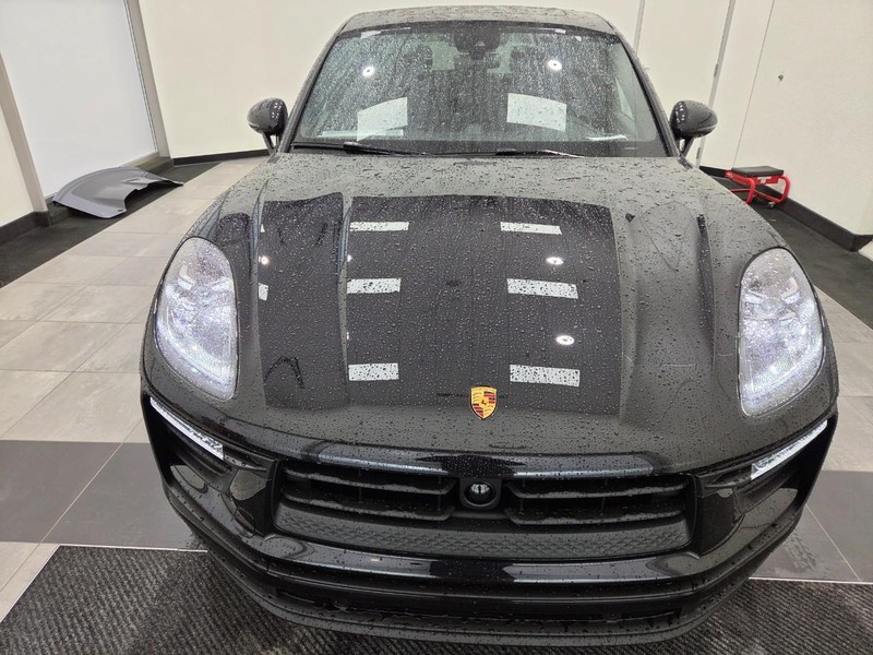 Porsche Macan Vehicle Full-screen Gallery Image 12