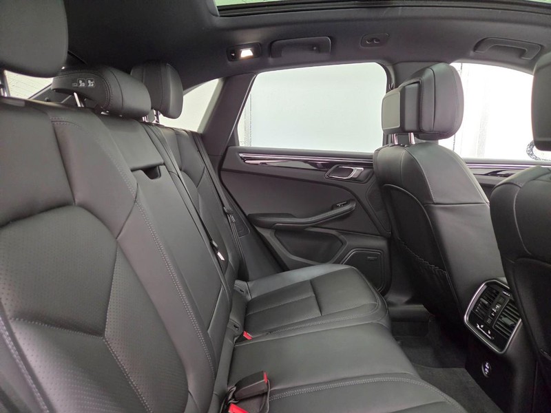 Porsche Macan Vehicle Full-screen Gallery Image 13