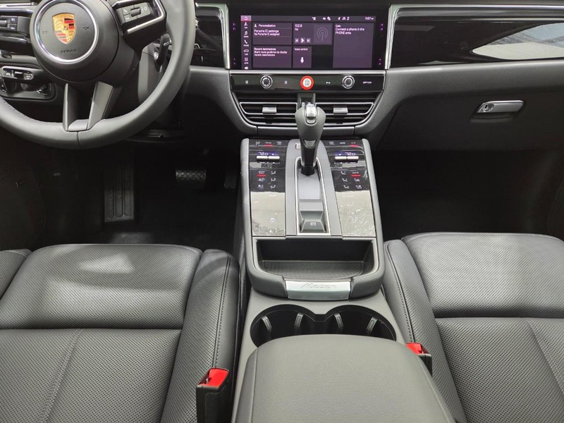 Porsche Macan Vehicle Full-screen Gallery Image 14