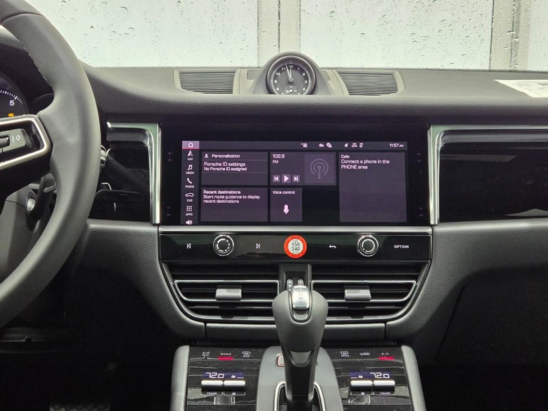 Porsche Macan Vehicle Full-screen Gallery Image 15