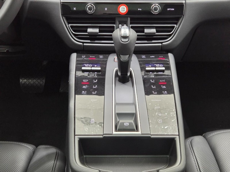 Porsche Macan Vehicle Full-screen Gallery Image 16