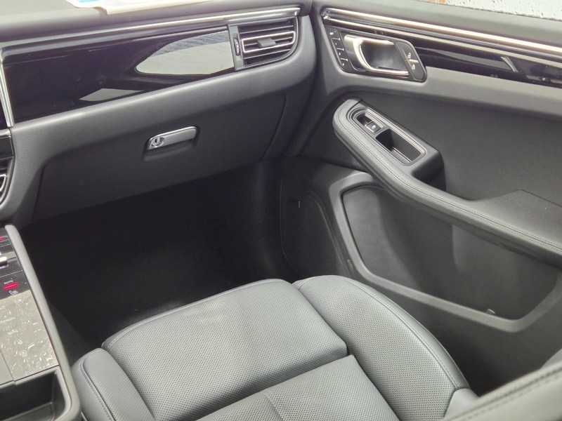 Porsche Macan Vehicle Full-screen Gallery Image 17