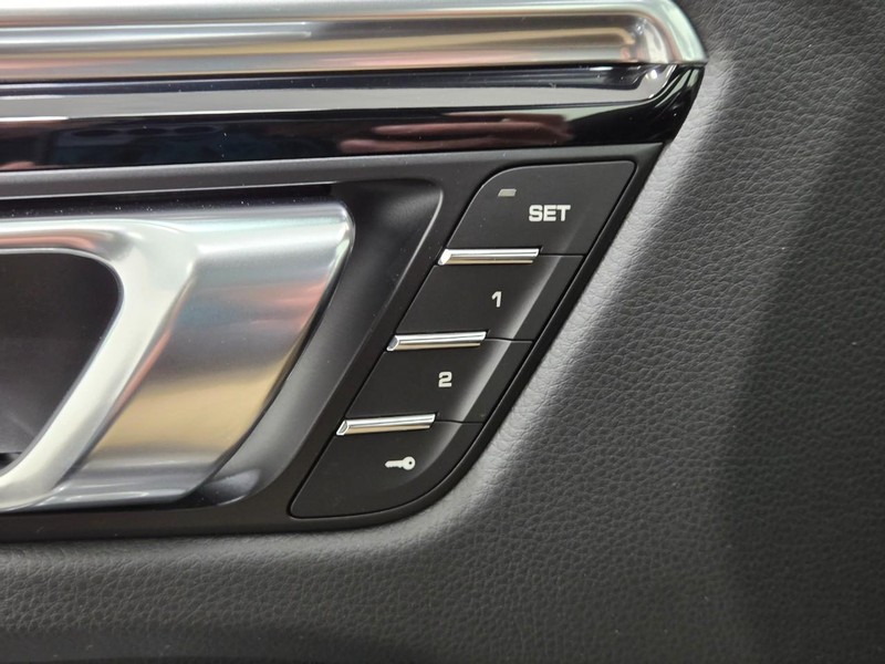 Porsche Macan Vehicle Full-screen Gallery Image 18