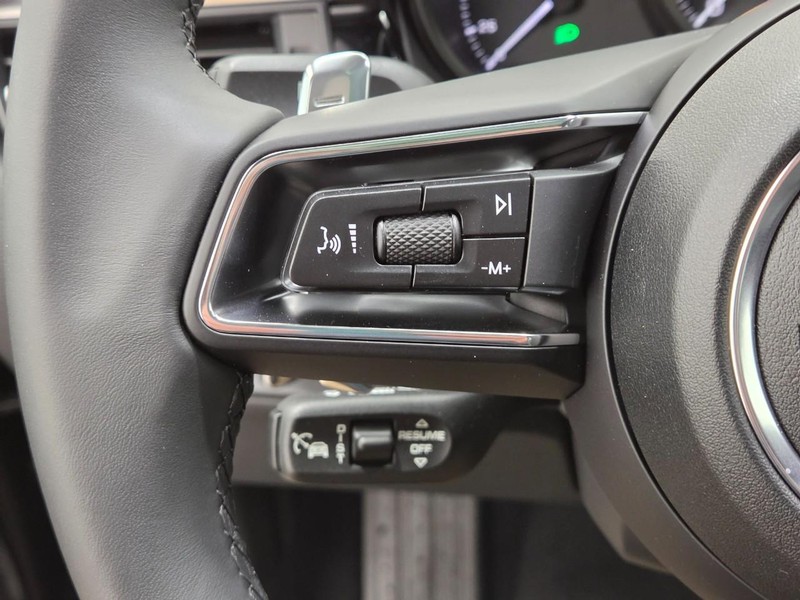 Porsche Macan Vehicle Full-screen Gallery Image 19