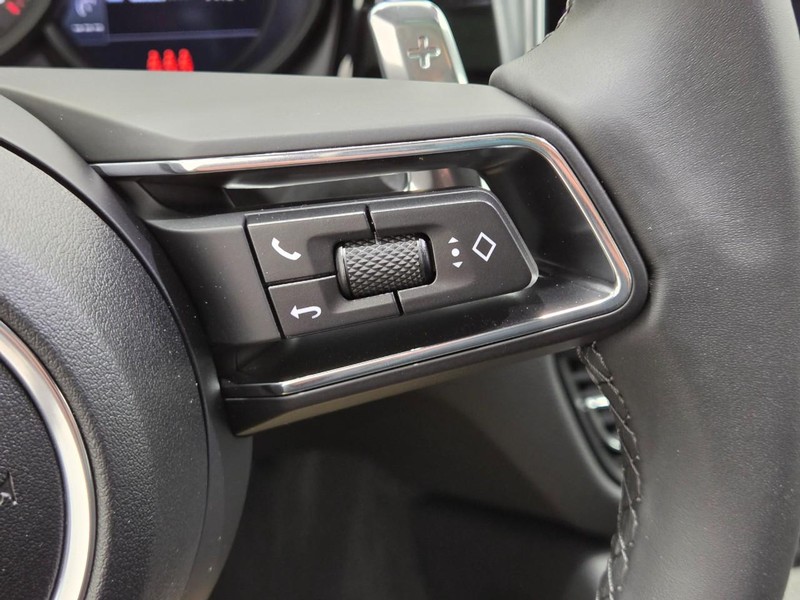 Porsche Macan Vehicle Full-screen Gallery Image 20