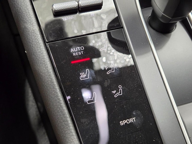 Porsche Macan Vehicle Full-screen Gallery Image 21