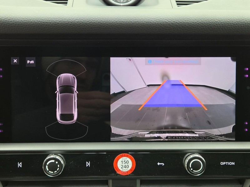 Porsche Macan Vehicle Full-screen Gallery Image 22