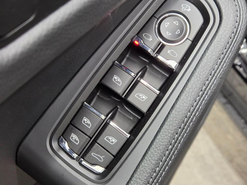 Porsche Macan Vehicle Full-screen Gallery Image 23