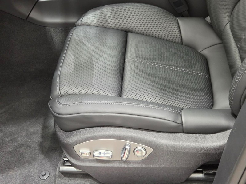 Porsche Macan Vehicle Full-screen Gallery Image 24