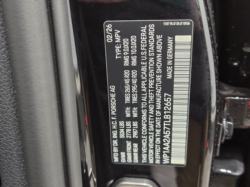 Porsche Macan Vehicle Full-screen Gallery Image 25