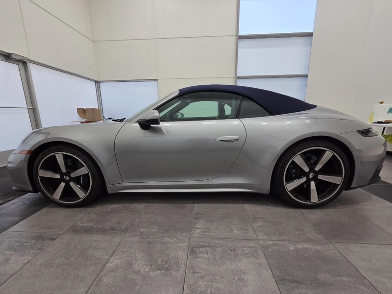 Porsche 911 Vehicle Full-screen Gallery Image 2