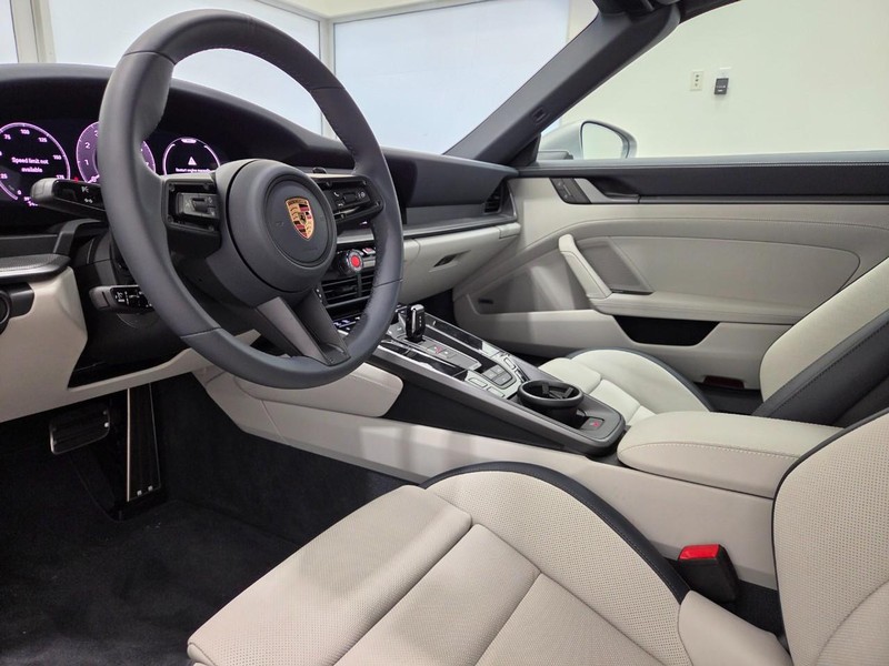 Porsche 911 Vehicle Full-screen Gallery Image 4