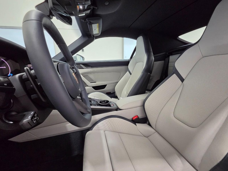 Porsche 911 Vehicle Full-screen Gallery Image 5