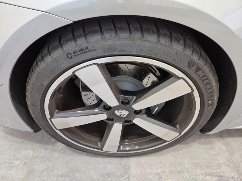 Porsche 911 Vehicle Full-screen Gallery Image 8