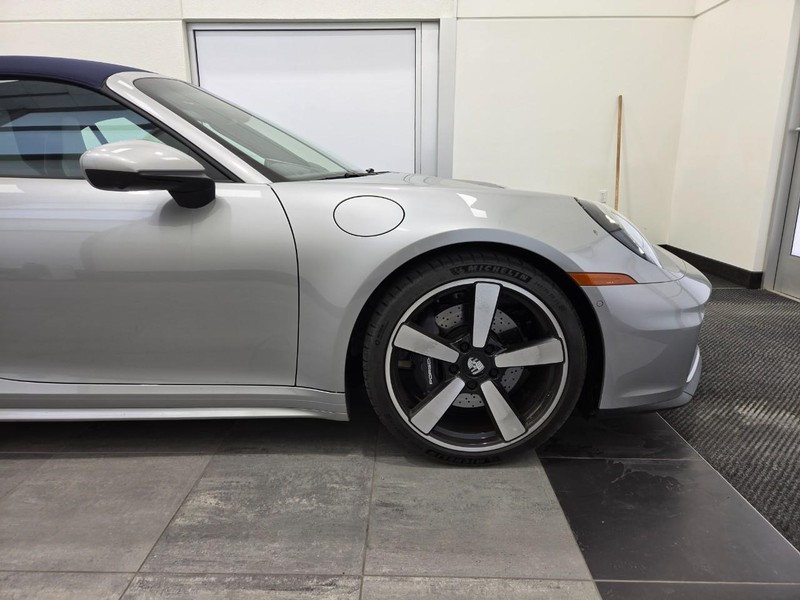 Porsche 911 Vehicle Full-screen Gallery Image 10