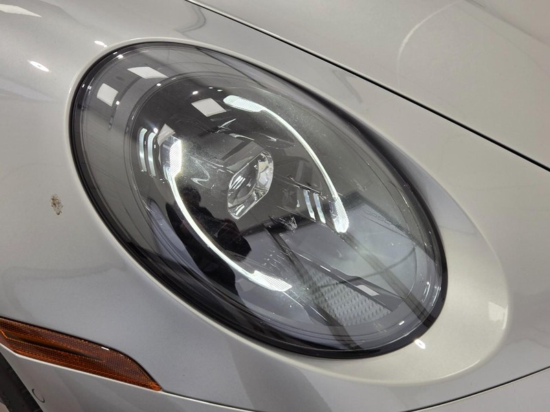 Porsche 911 Vehicle Full-screen Gallery Image 11