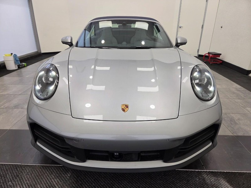 Porsche 911 Vehicle Full-screen Gallery Image 12