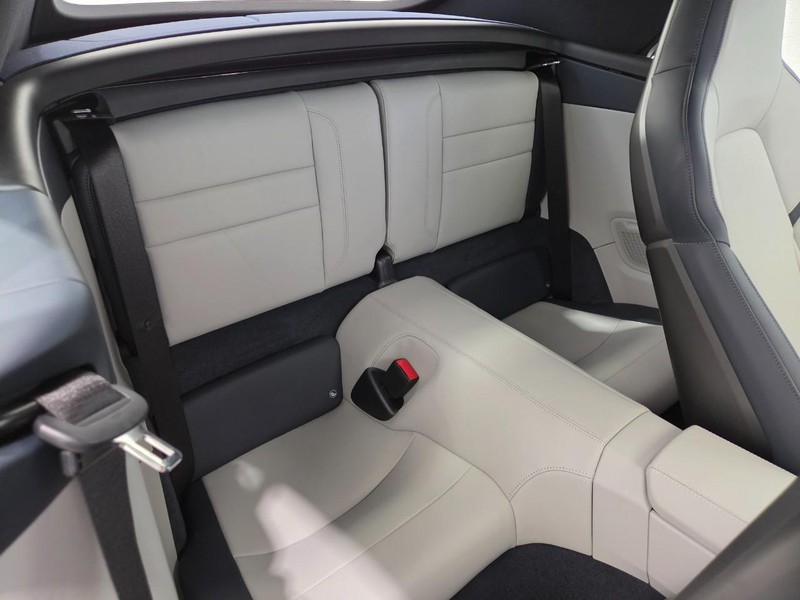 Porsche 911 Vehicle Full-screen Gallery Image 13